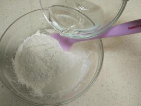 在往碗里加入100g的水。用刮刀搅拌