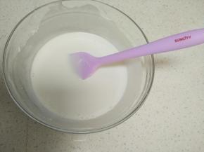 把米粉浆搅拌到没有颗粒。