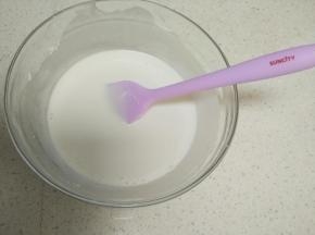 把米粉浆搅拌到没有颗粒。