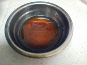 红糖加入200g水，煮溶后倒入已拌好的粉浆中，再搅拌均匀。