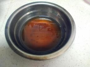 红糖加入200g水，煮溶后倒入已拌好的粉浆中，再搅拌均匀。