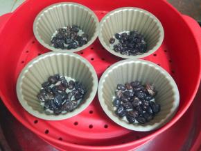 模具放在蒸笼里（我这里使用是阳晨不粘模具，所以不用刷油），红豆放入模具里。