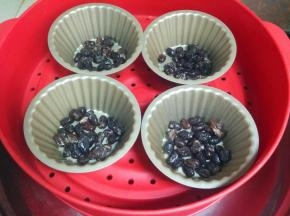 模具放在蒸笼里（我这里使用是阳晨不粘模具，所以不用刷油），红豆放入模具里。