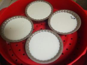 把米粉浆倒入模具里。（倒入模具8分满就可以了）