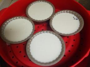 把米粉浆倒入模具里。（倒入模具8分满就可以了）