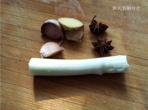 将葱姜蒜和大料准备好；
