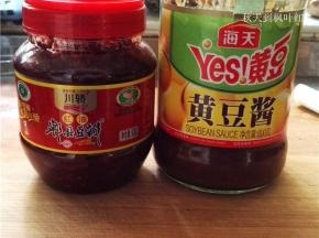 将黄豆酱和郫县豆瓣酱准备好；