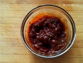 取2勺黄豆酱和1勺郫县豆瓣酱混合均匀备用（喜欢辣味的可以多放郫县豆瓣酱）；
