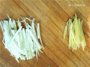 葱姜切丝备用；