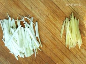 葱姜切丝备用；