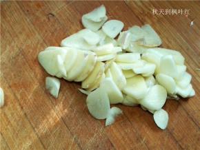 蒜切片备用；