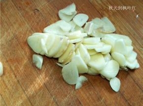 蒜切片备用；