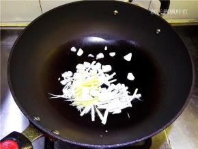 热锅凉油，先把葱丝、姜丝、蒜片和八角炒一下，爆出香味。