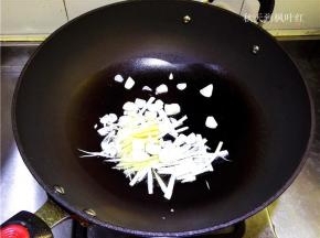 热锅凉油，先把葱丝、姜丝、蒜片和八角炒一下，爆出香味。
