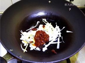 再放入调和好的酱料；