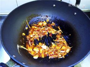 翻炒出酱香味；