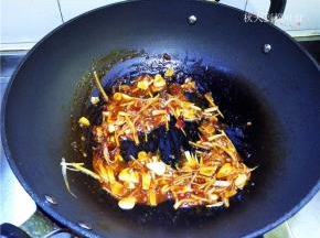翻炒出酱香味；