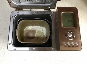 先将黄油以外的材料全部放入面包机内，开启和面程序10分钟。