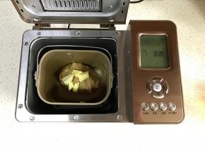 10分钟后放入黄油继续设置和面20分钟。