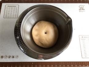 一发结束，用手指沾干面粉插入面团拔起，洞口不回缩不塌陷即完成。