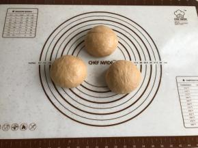 将面团进行排气分平均分割成3份，滚圆后盖上保鲜膜松弛15分钟。