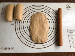 取一面团，光面朝下擀开。