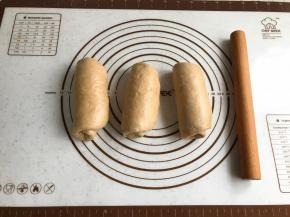 两边按压出气泡，卷起。盖上保鲜膜继续松弛15分钟