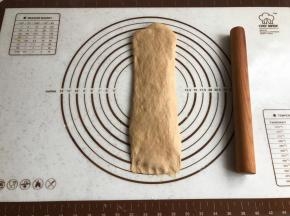 再次擀长，底部压薄。