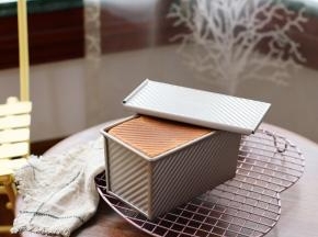 烘烤结束，出炉先轻敲模具两侧并马上脱模晾凉。