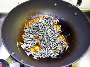 将洗净的海螺丝放入。此时动作一定要快，大火爆炒哟。如果时间长了或是锅的热量不够的话，海螺丝的肉肉，都会躲到壳中，很难取出的哟。