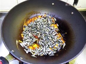 将洗净的海螺丝放入。此时动作一定要快，大火爆炒哟。如果时间长了或是锅的热量不够的话，海螺丝的肉肉，都会躲到壳中，很难取出的哟。