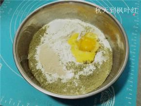 将面包所有材料放入容器中；