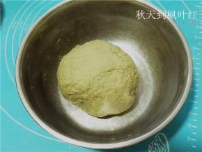 和成面团，然后放入面包机中启动和面程序；