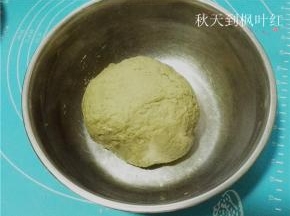 和成面团，然后放入面包机中启动和面程序；