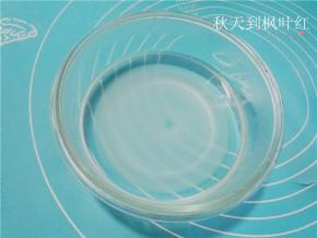 水和糖加热至糖化；