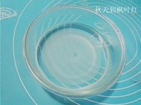 水和糖加热至糖化；