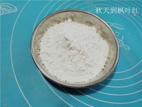 开始制作麻薯：糯米粉与玉米淀粉混合好；