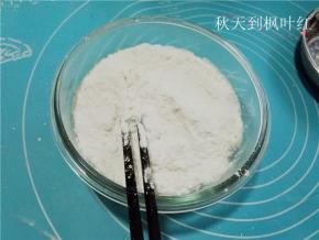 倒入混合好的粉类中；