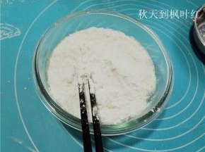 倒入混合好的粉类中；