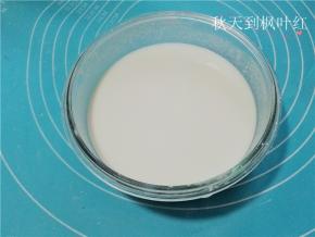 搅拌成无干粉的液态，放入微波炉中高火1分钟；