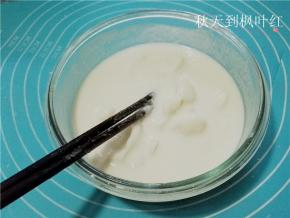 取出搅拌一下，再放入微波炉内高火1分钟；