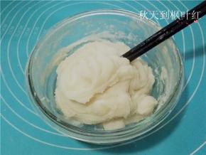 搅拌均匀成面团；