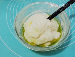 加入玉米油拌均，待略微冷却后，用手揉均匀备用。