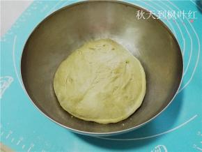 面团经过二次和面程序已经可出膜，从面包机中取出放入容器，盖上保鲜膜进行基础发酵。