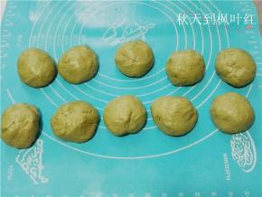 揉好面团，平均分成10份，滚圆，盖上保鲜膜，松驰10分钟。