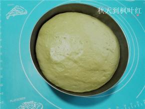 面团发酵至2.5倍。