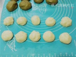 麻薯面团也平均分成10份备用。