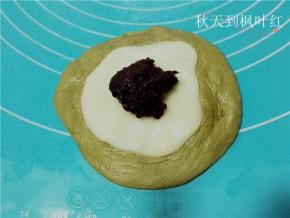 放入豆沙馅；
