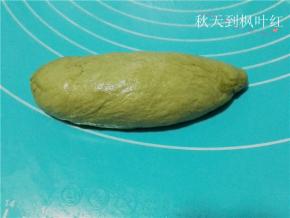 收口朝下，搓成椭圆形。