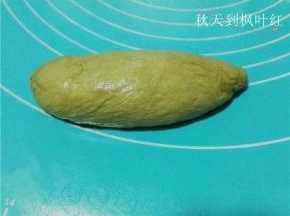 收口朝下，搓成椭圆形。
